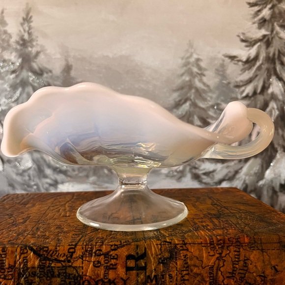 Vintage Northwood Opalescent Glass Handled Nappy Dish (c. early 1900s) - Picture 3 of 13